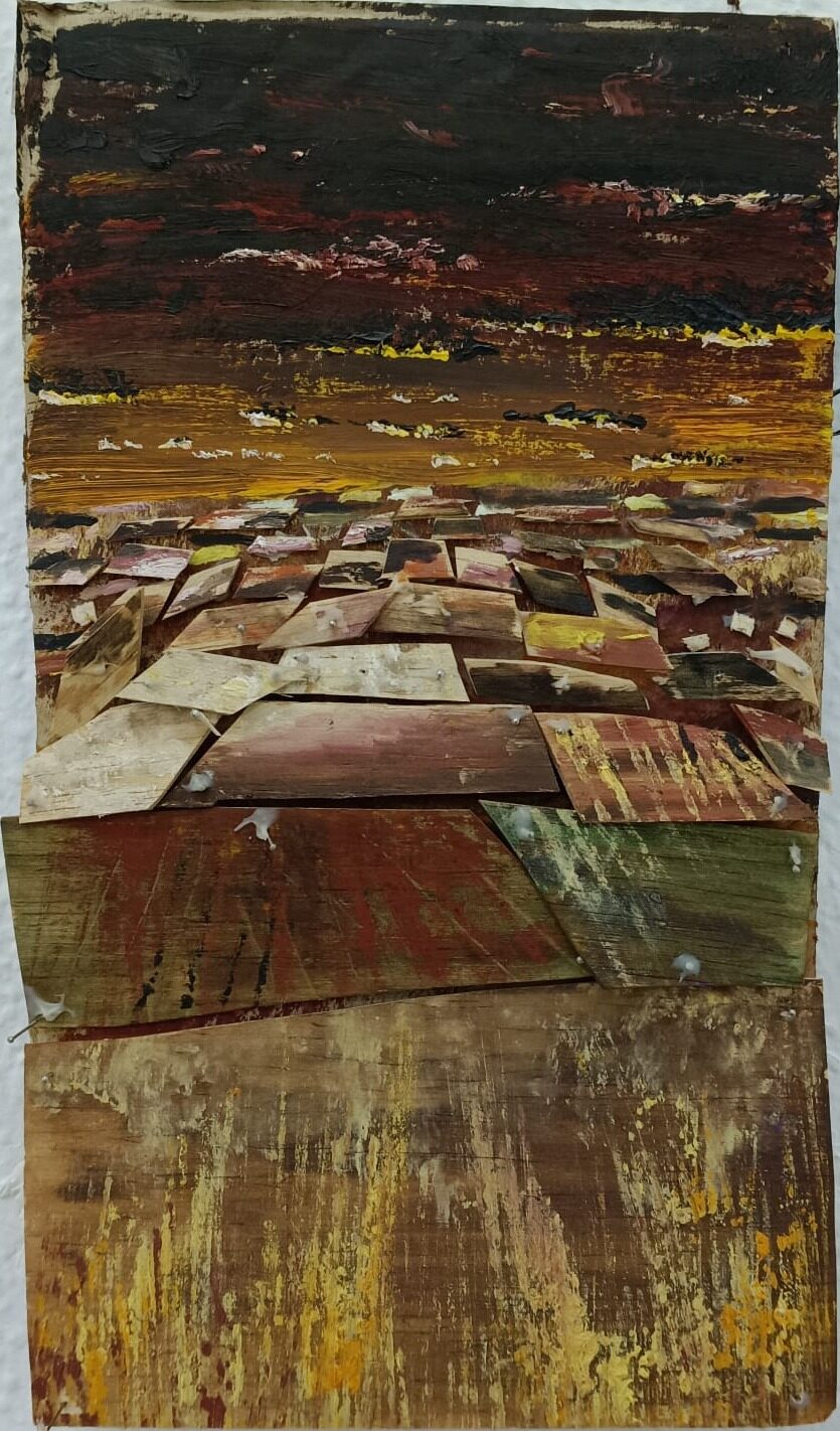 Pintura de David Moreno para la exposición Castilla: un pueblo de tejados de madera bajo un cielo de tormenta, montado con tablas recuperadas